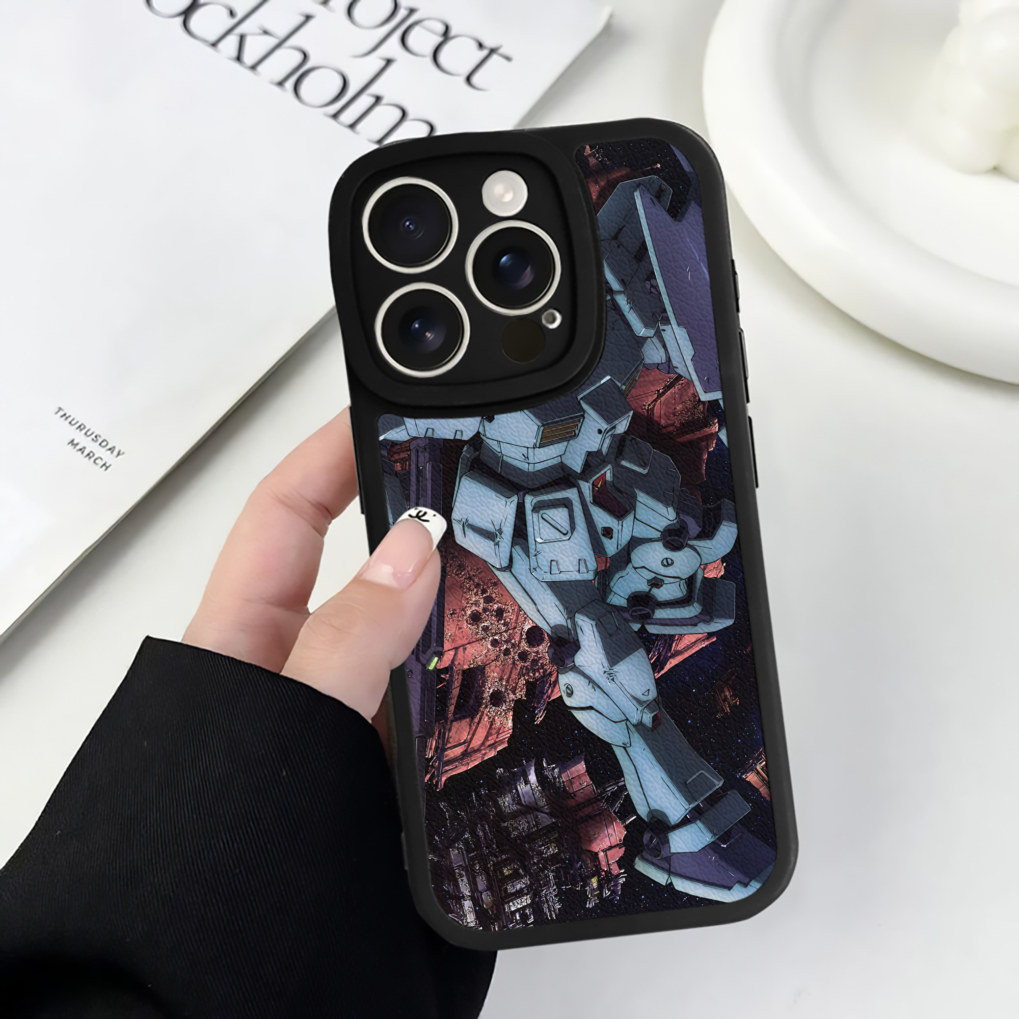 （画像用） 機動戦士ガンダム Mobile Suit Gundam 【iPhone 16シリーズ対応】シリコンスマホケース（レザー調） 材質：シリコン